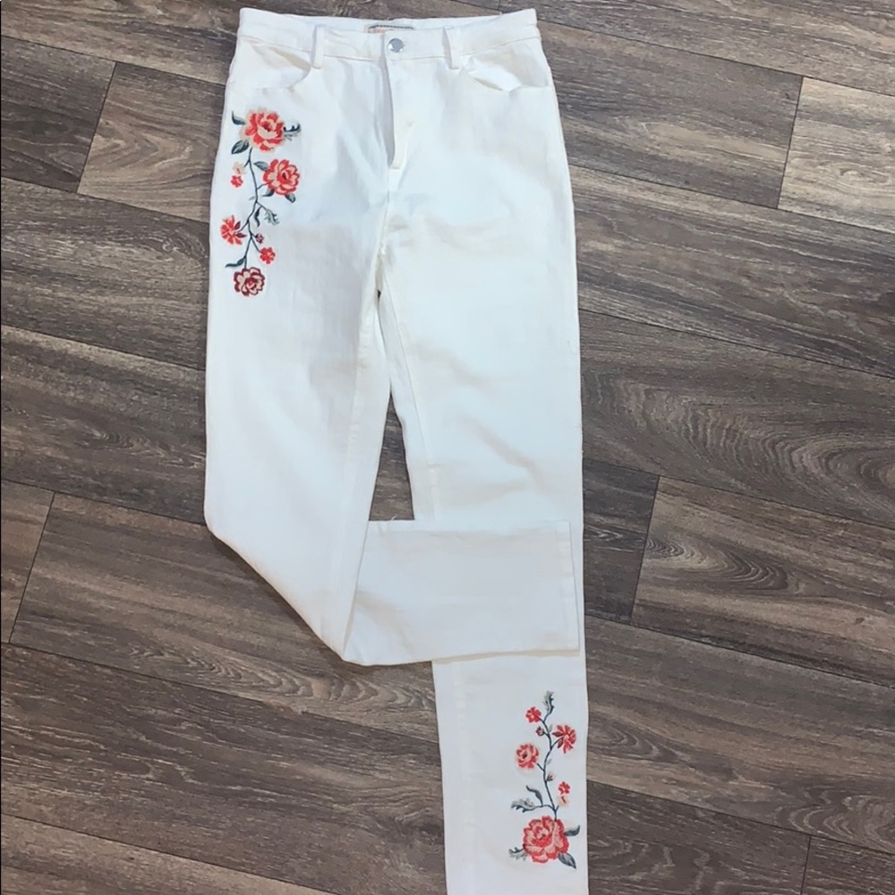 Embroidered flower white pants